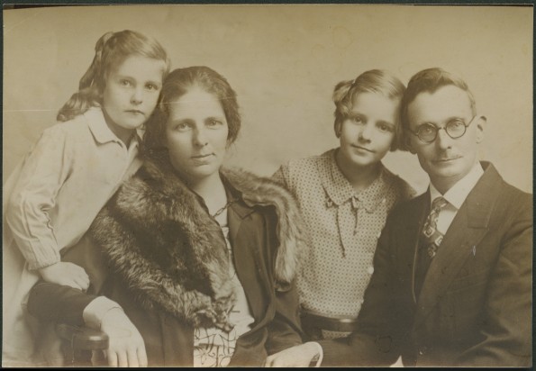 Horace E. Standish and family in 1929