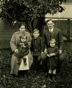  John and Dorothy Andrews with their first three children–Robert (b. 1917), Susie (b. 1920), and Jeanne (b. 1922).