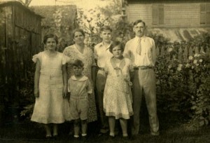 John and Dorothy Andrews with their four children [Robert, Susie, Jeanne, and Edward (b. 1927)] in Rogersville, Tennessee, in 1933, soon after permanently returning to the United States from mission service in China.