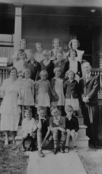 Students and their teachers at the Hamilton Seventh-day Adventist Church School (Ont.), 1933