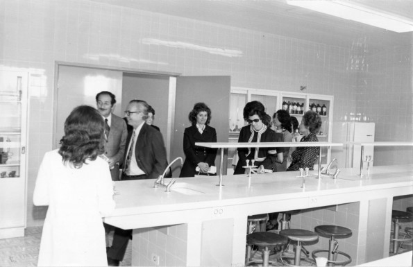 Brazil College School of Nursing Chemistry Department laboratory, 1970s