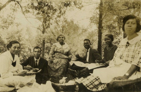 Oakwood College group enjoys a picnic