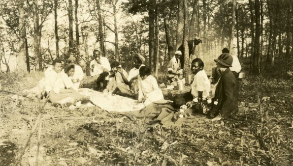 Oakwood College students on a picnic