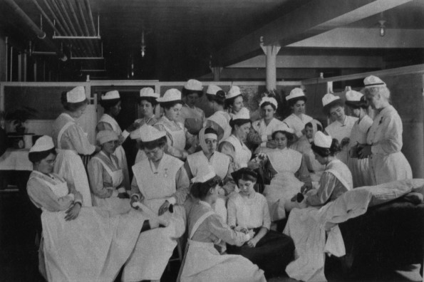 Battle Creek Sanitarium female attendants in the Bandaging class, 1912