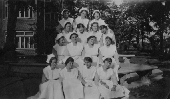 Hinsdale Sanitarium and Hospital nursing students