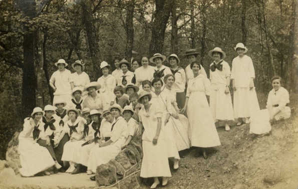 Washington Missionary College students on a picnic