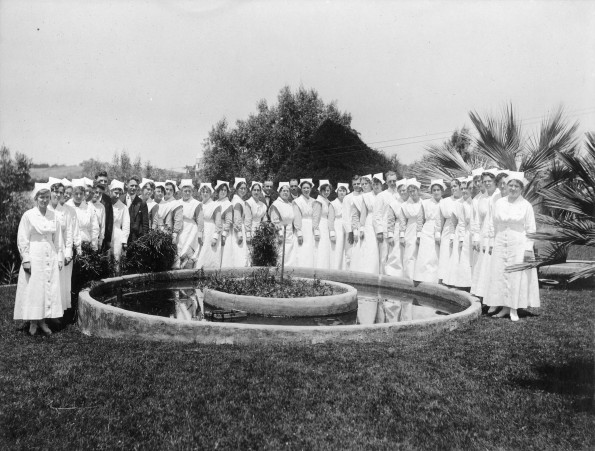 Paradise Valley Sanitarium nurses and other staff, 1918