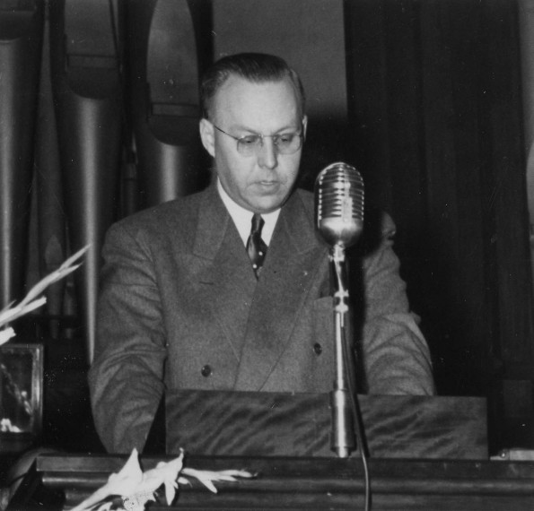 Emmanuel Missionary College president Percy Willis Christian speaking at the podium