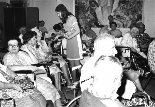 [Andrews University student hands out Christmas gifts to hospital patients]