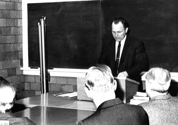 Richard Ritland presenting to Andrews University alumni