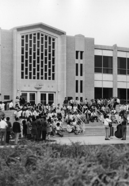 [Sing-in vespers on the Andrews University James White Library steps]