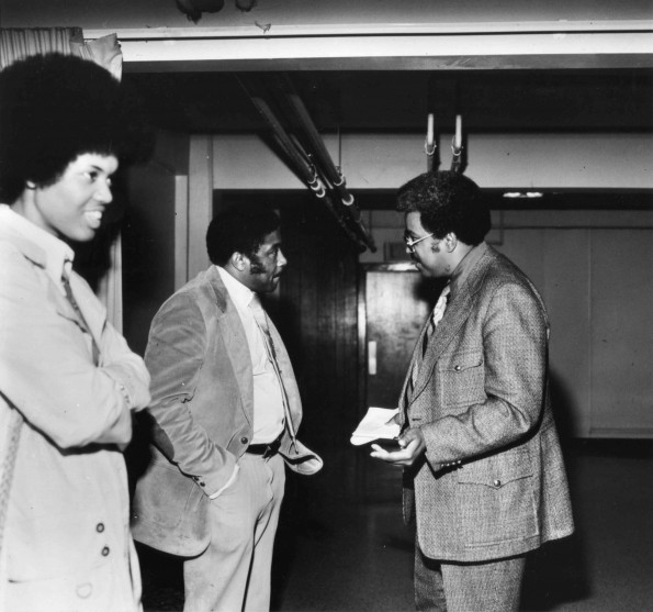 [Benjamin Reaves talks with students ]