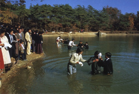 [Baptisms in Jemyong Lake near Sahmyook University in Seoul, South Korea]