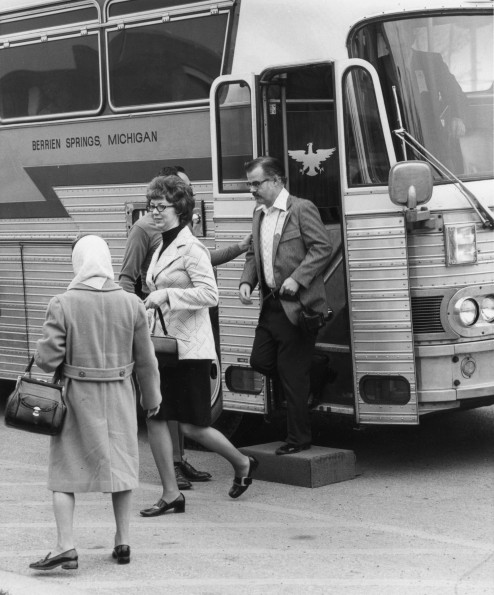 [Alumni arriving at homecoming]