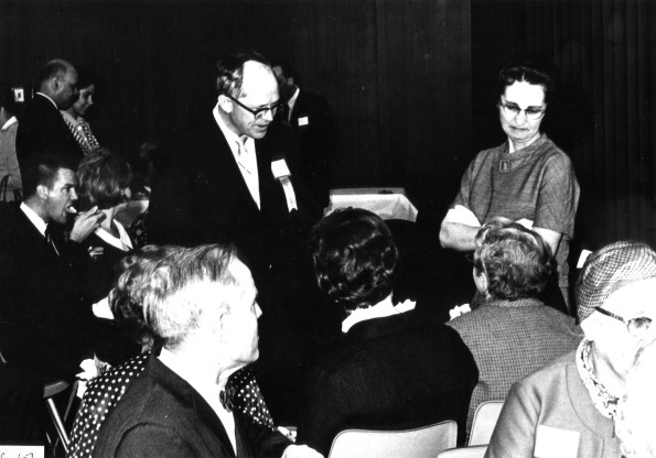 Richard L. Hammill talking with alumni