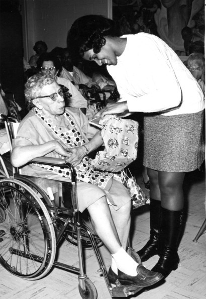 [Andrews University students hand out Christmas presents to hospital patients]