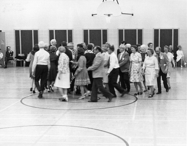 [Alumni marching at homecoming]