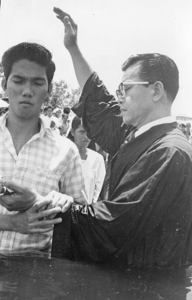 Praxedes Ramos, Andrews University alumnus, baptizes a convert in the Philippines
