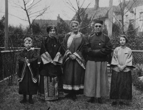 Unknown missionaries wearing Chinese clothes
