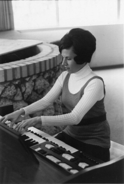 [Marie Jennings playing at the 1972 Andrews University alumni retreat in Florida]