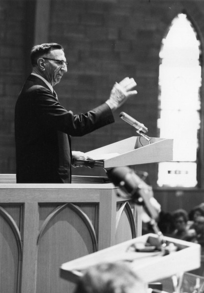 [Erwin Cossentine speaking at first service during Andrews University's 1972 alumni weekend]