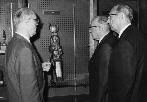 [Siegfried Horn giving a museum tour]