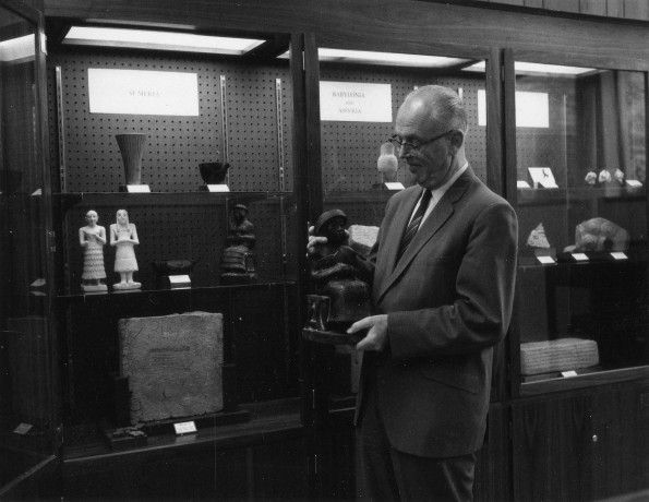 [Siegfried Horn displaying a statue in the Andrews University Archaeological Museum]