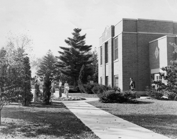 [Students and faculty in front of Griggs Hall on Emmanuel Missionary College campus]
