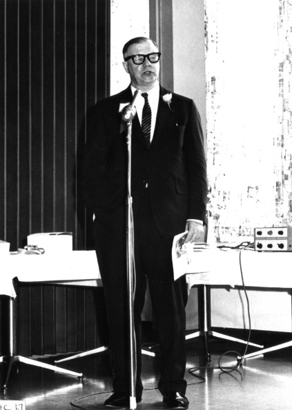 Leif Kr. Tobiassen accepts the office of Andrews University alumni association president