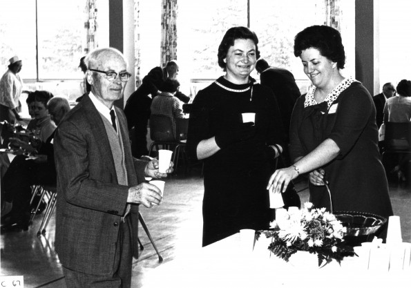 Homecoming visitor R. E. Hoen, former biology professor, at Homecoming buffet luncheon