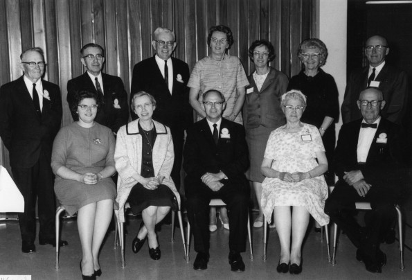 Andrews Univeristy President, Richard L. Hammill, with a group of alumni at Homecoming