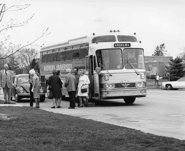 [Alumni arriving at homecoming]