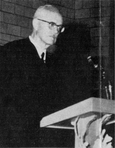 [H.M.S. Richards delivers an address to Andrews University graduates]