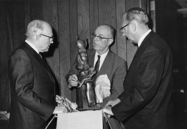 [Siegfried Horn talking with Robert Pierson and Willis Hackett about a statue of Isis]