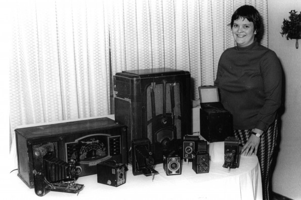 [Antique cameras and stereos at a hobby show]