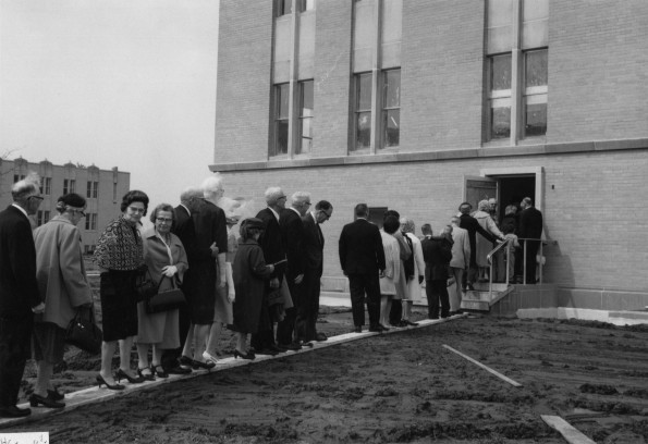 Alumni tour the new Andrews University Administration Building