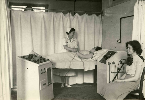 [Unknown nurse with patients in the Watford Sanitarium in England]
