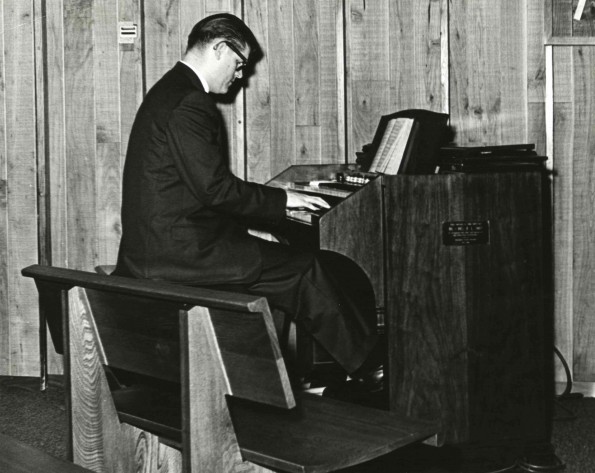 [Unknown man playing the organ]