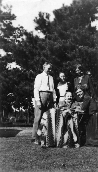 [Viah O. Cross and family]