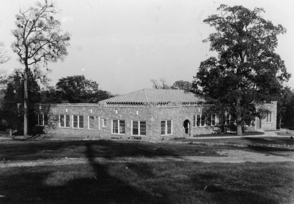 1 photograph : black and white; 8 x 12 cm