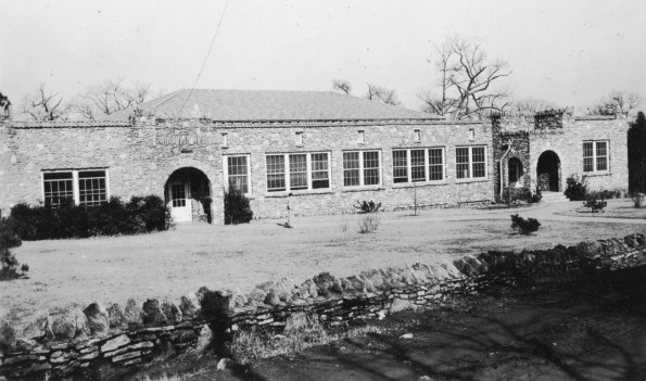 1 photograph : black and white; 6 x 10 cm