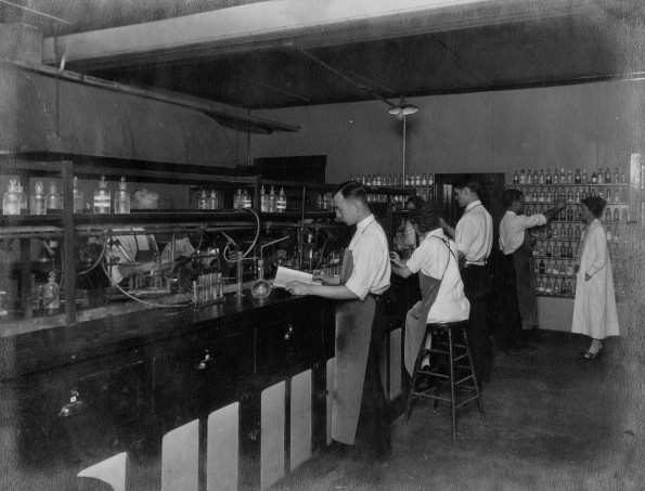 Unknown students in Chemistry Class at Madison College