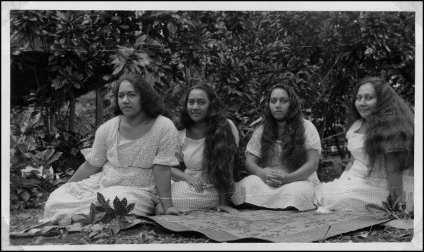 Group of Tahitian native girls